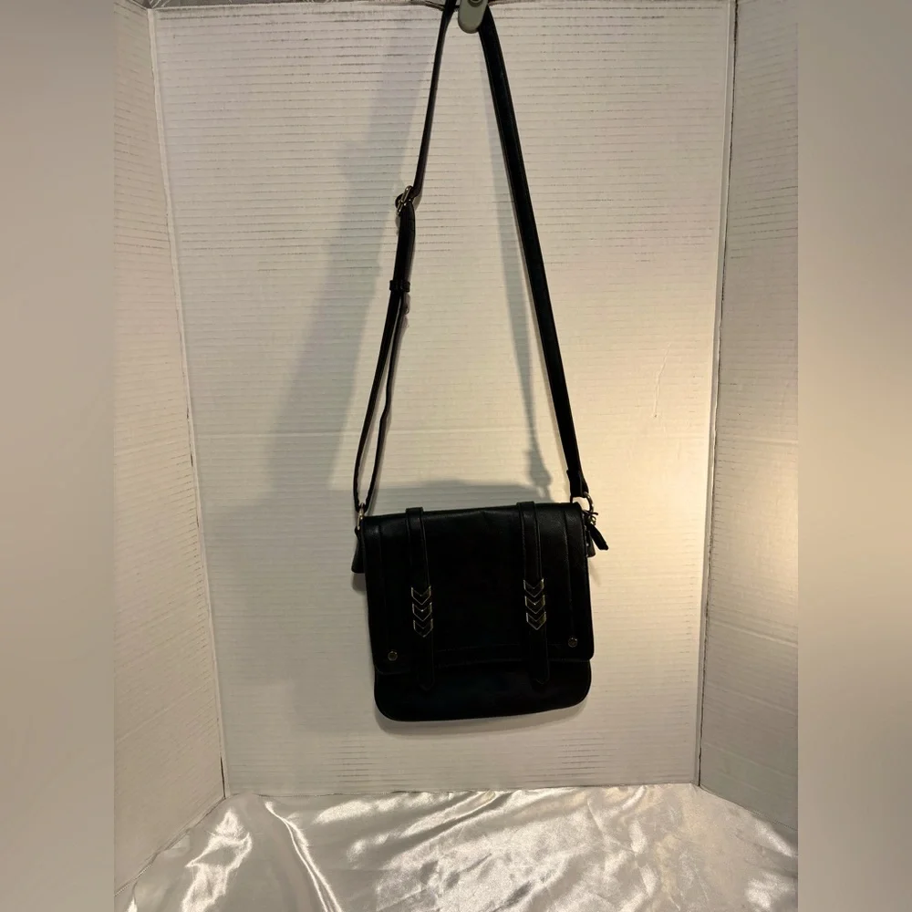Black saddlebag crossbody  10.5x10 zip pocket outside 2 zipped pockets inside